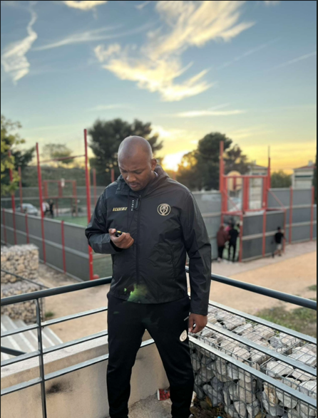 Terrain de football avec des joueurs